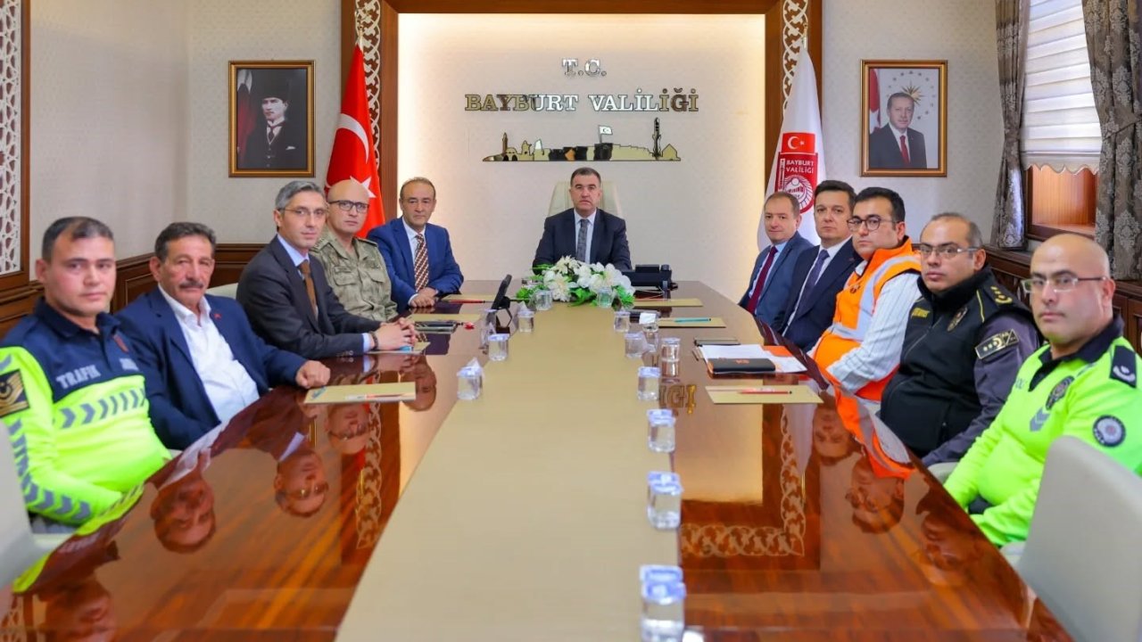 Bayburt’ta trafik düzeni ve levha sadeleştirme çalışmaları görüşüldü