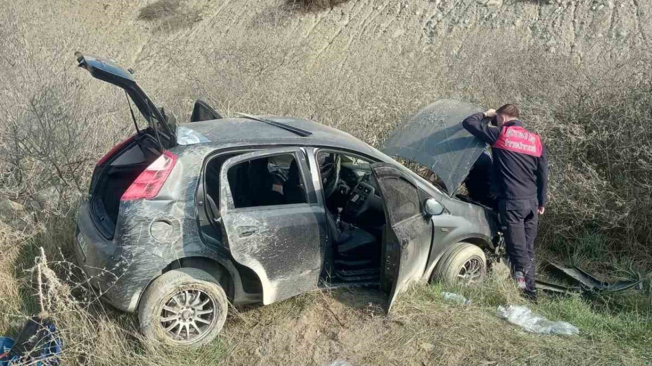 Kontrolden çıkan otomobil, yol kenarına savruldu: 3 yaralı