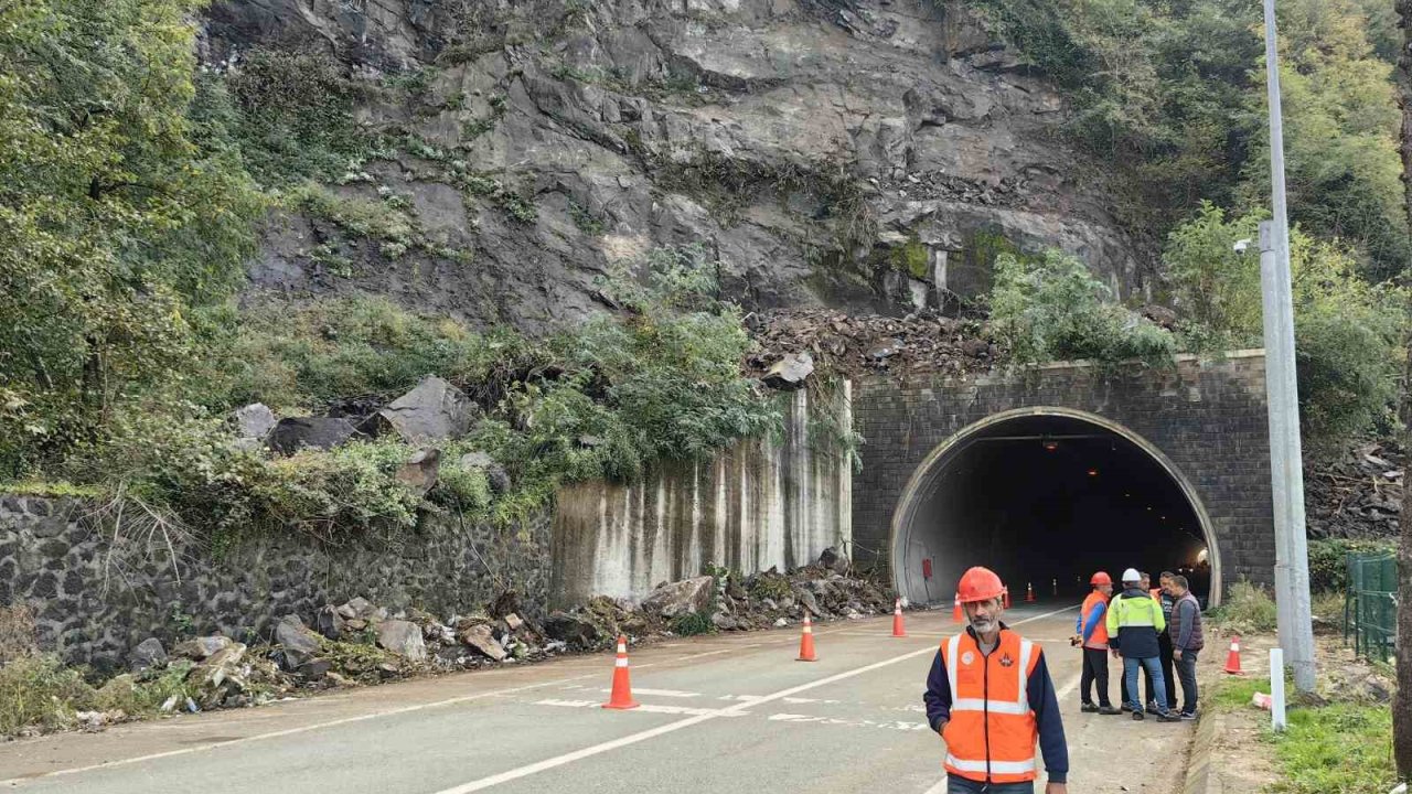 Sarp Sınır Kapısı yolunda heyelan