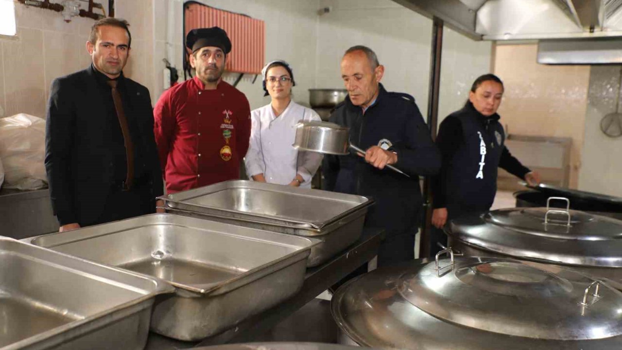 Zabıta, okul mutfaklarını mercek altına aldı