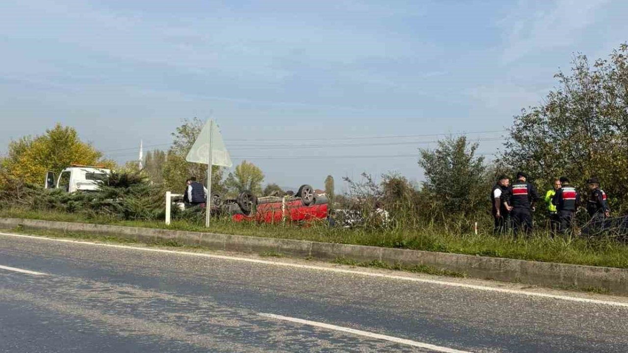 Düz yolda direksiyon hakimiyetini kaybetti, takla attı: 1 yaralı