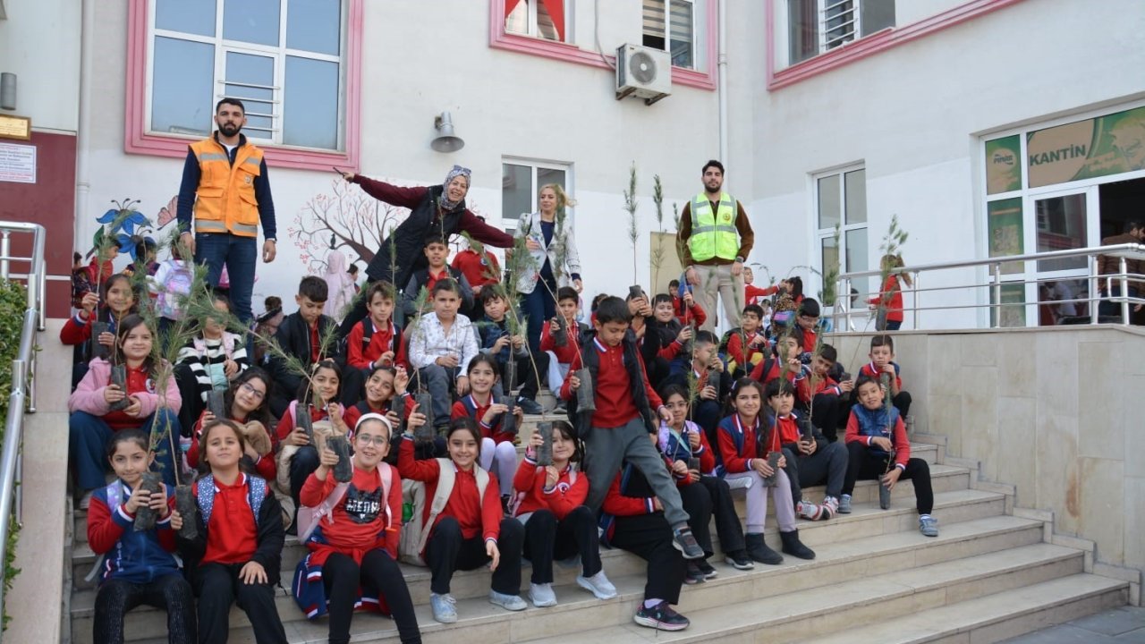 Siirt’te ilkokul öğrencilerine fidan dağıtıldı