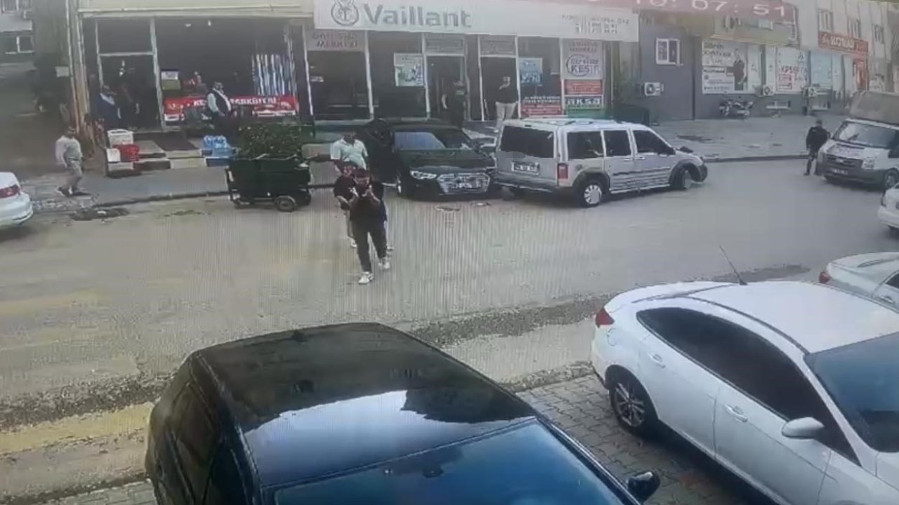 Kontrolden çıkan otomobil park halindeki araca çarptı: Temizlik işçisi son anda kurtuldu