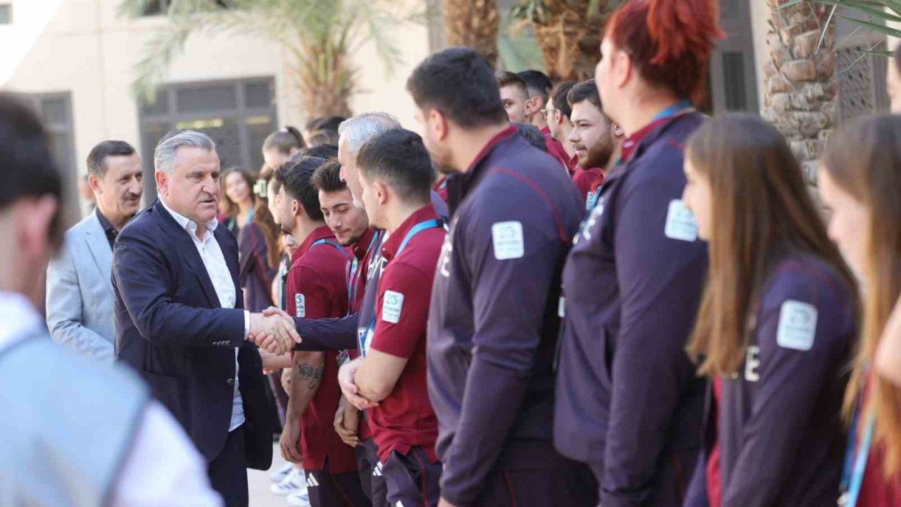 Bakan Bak, Suudi Arabistan’da milli sporcularla bir araya geldi