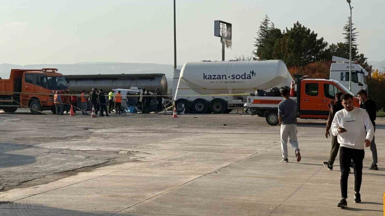 Ankara’da otomobil tır çekicisine çarptı: 3 kişilik aile hayatını kaybetti