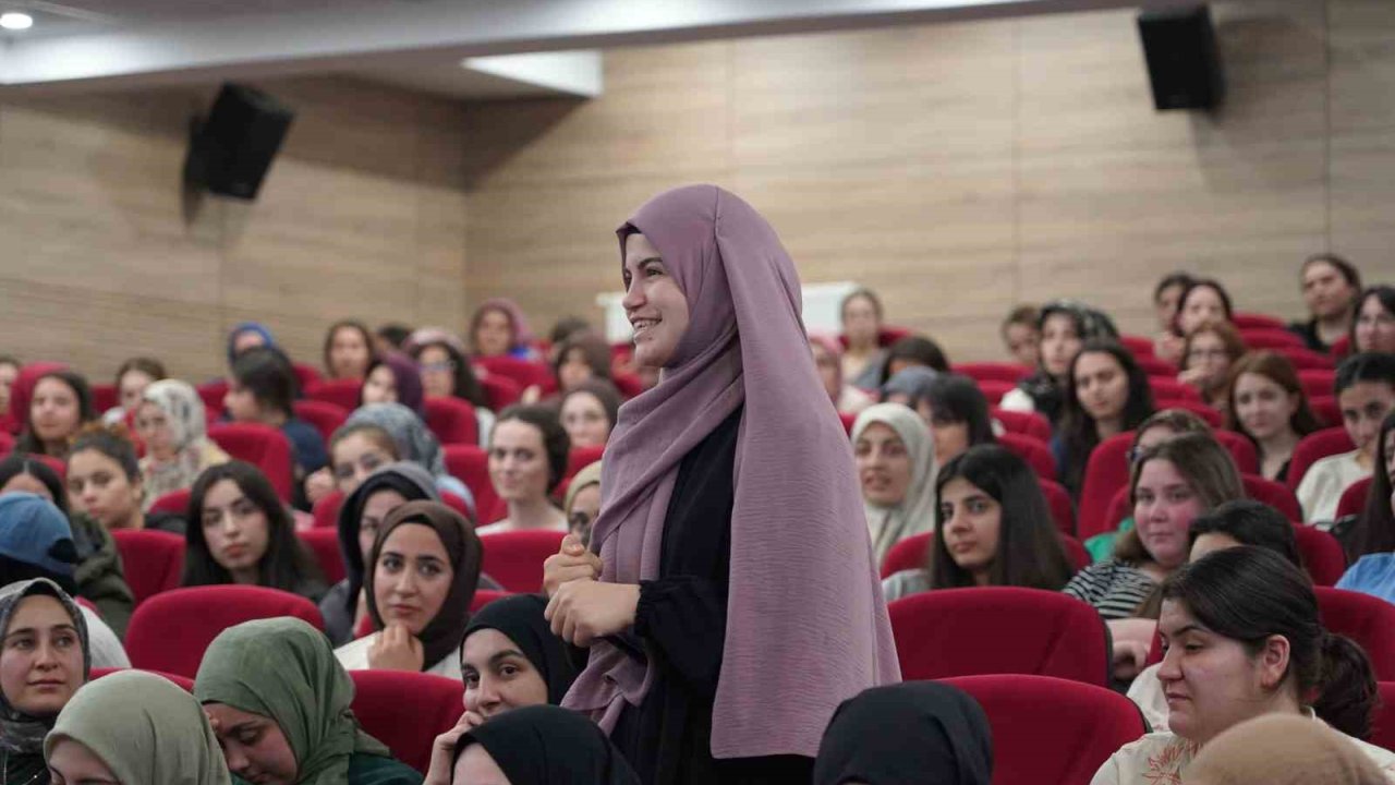 Rektör Akkaya ile Rektör Alican "Gençlerle Baş Başa" programında öğrencilerle bir araya geldi