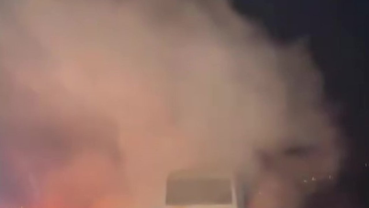 Dumanların yükseldiği yolcu midibüsündeki yangını muhtar ve vatandaşlar önledi