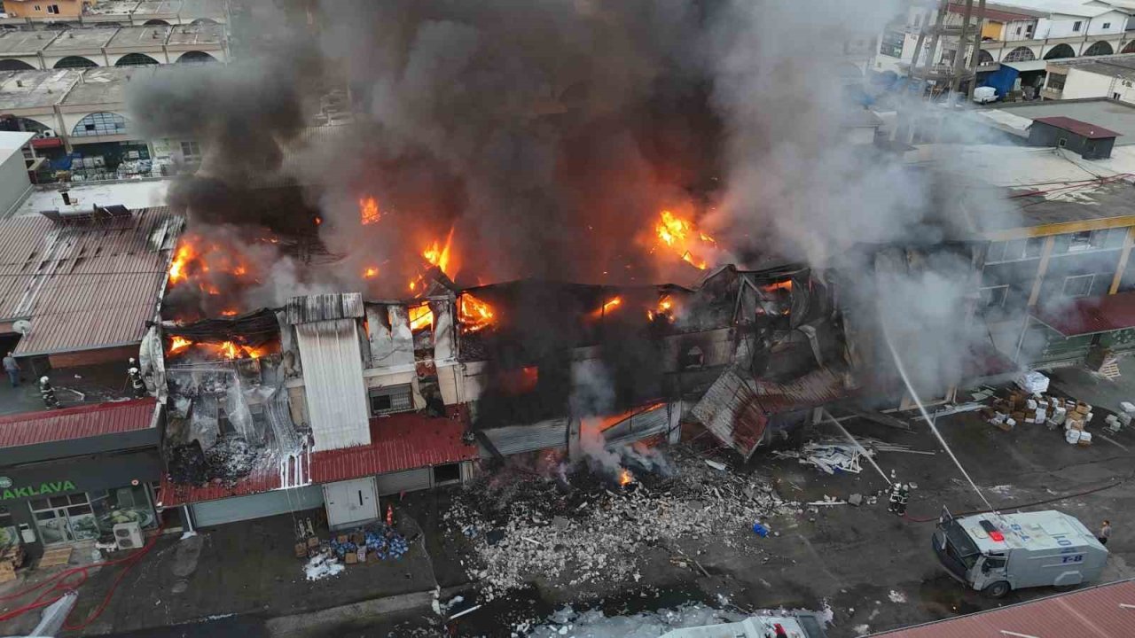 Hırdavat dükkanında çıkan yangını söndürme çalışmaları devam ediyor: Yangın, havadan görüntülendi