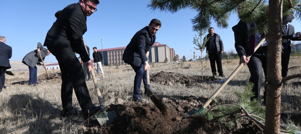 Kars’ta Karabağ Zaferi’nin 5. Yıl Dönümünde 44 Fidan Toprakla Buluşturuldu