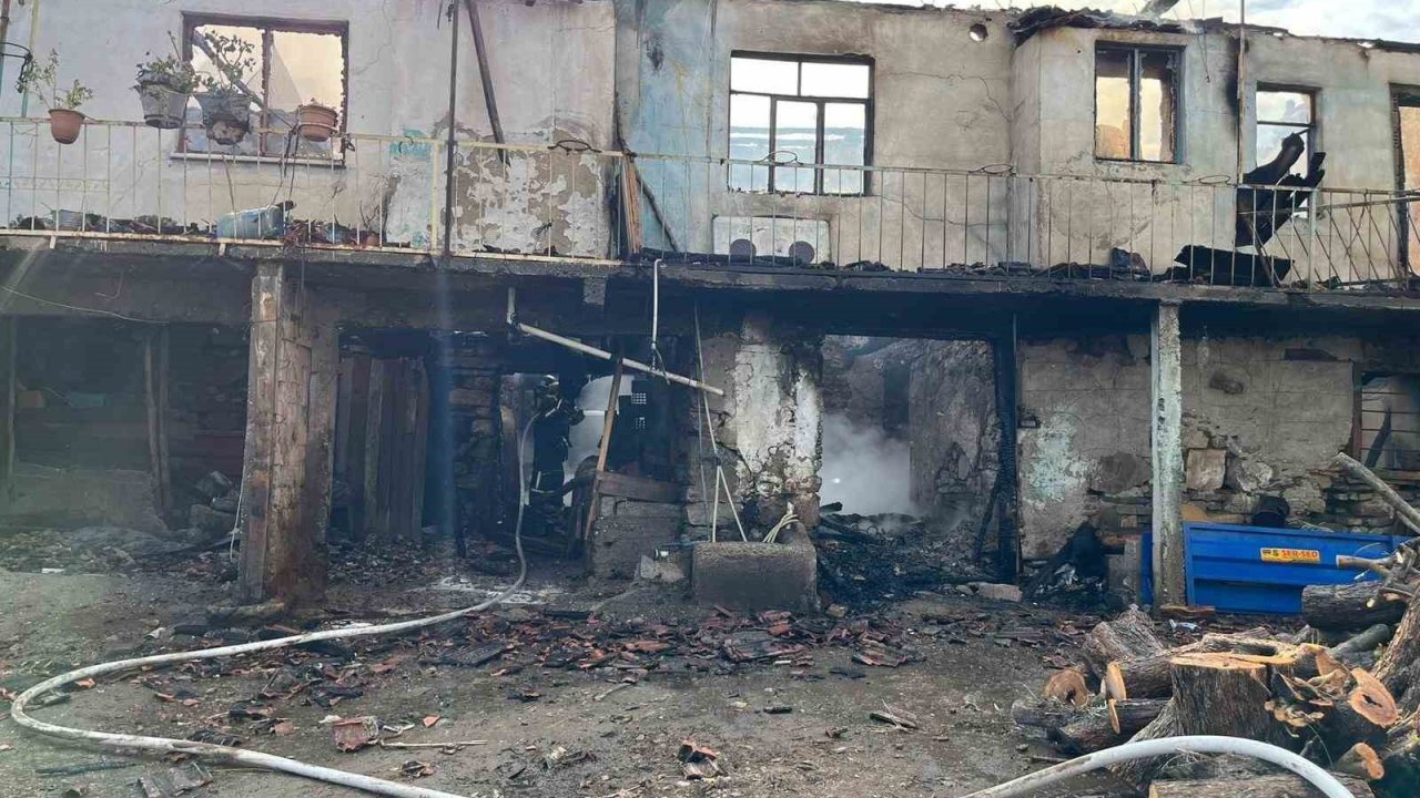 Bozdoğan’da çıkan yangında ev tamamen küle döndü