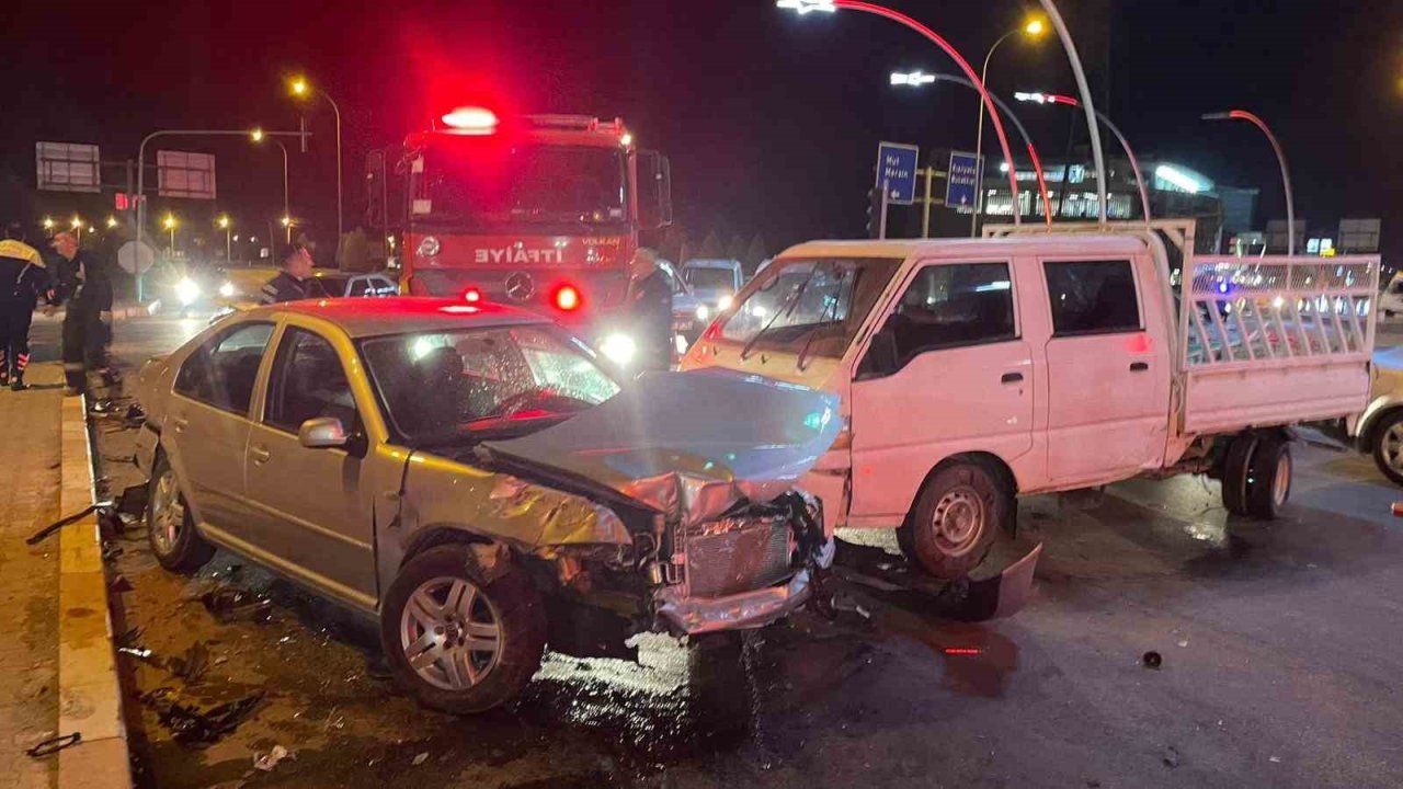 Karaman’da üç araç kavşakta çarpıştı: 1 yaralı