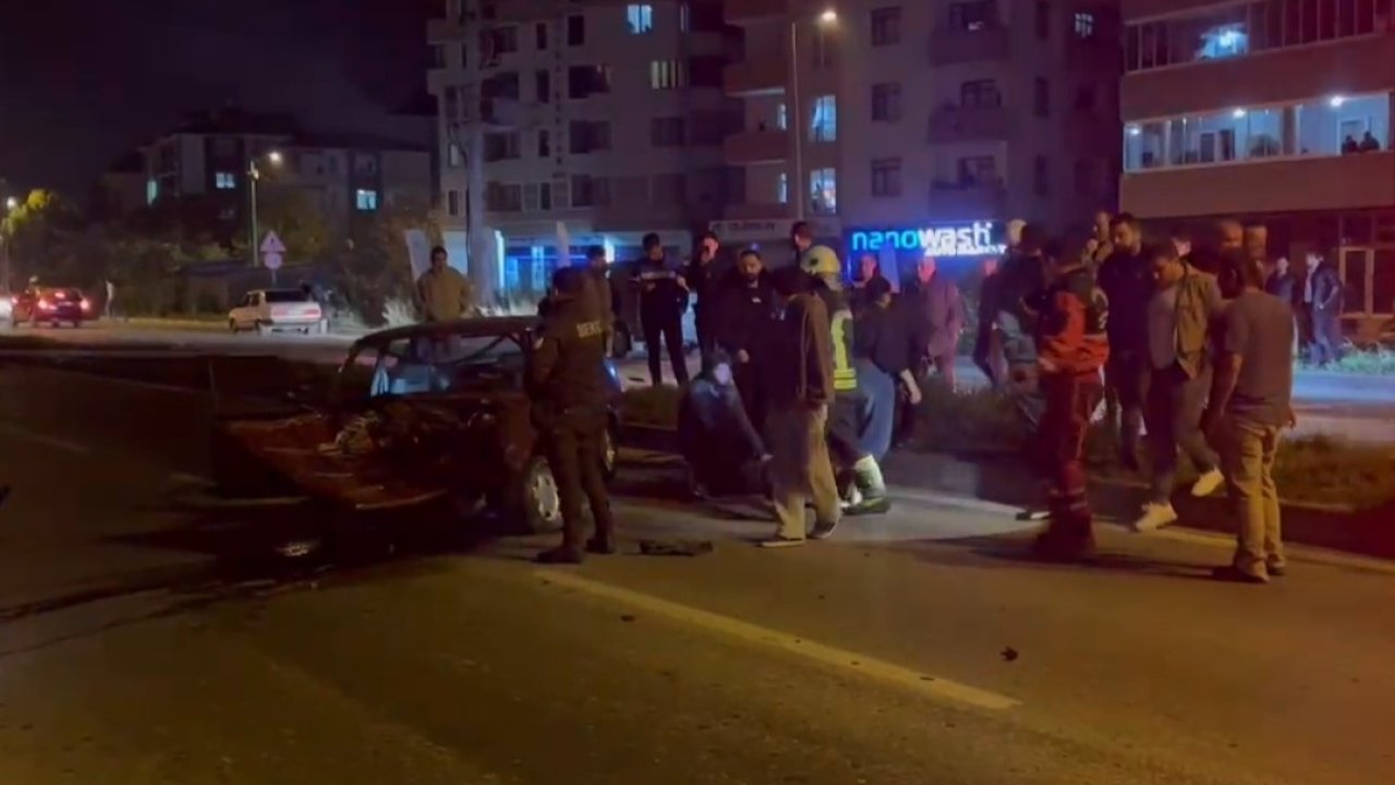 Kontrolden çıkan otomobil elektrik direğine çarptı: 1 yaralı