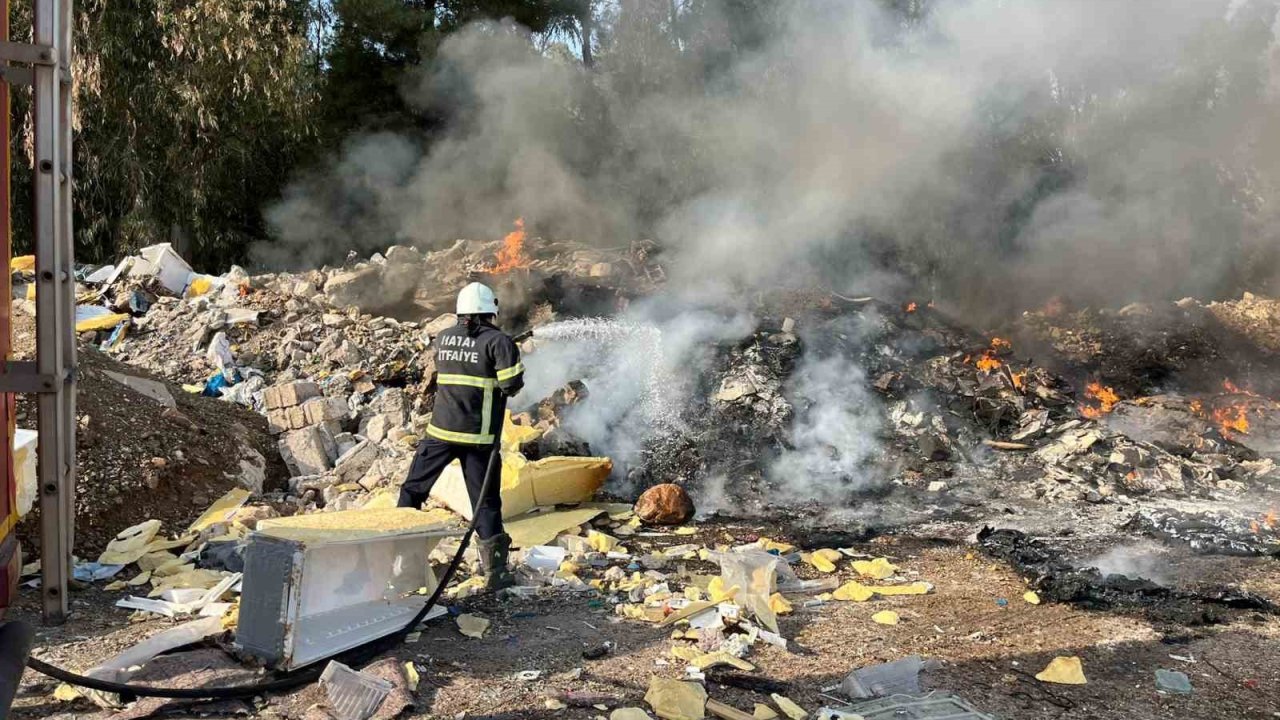 Kırıkhan’da hurdalık alanda çıkan yangını itfaiye ekipleri söndürdü