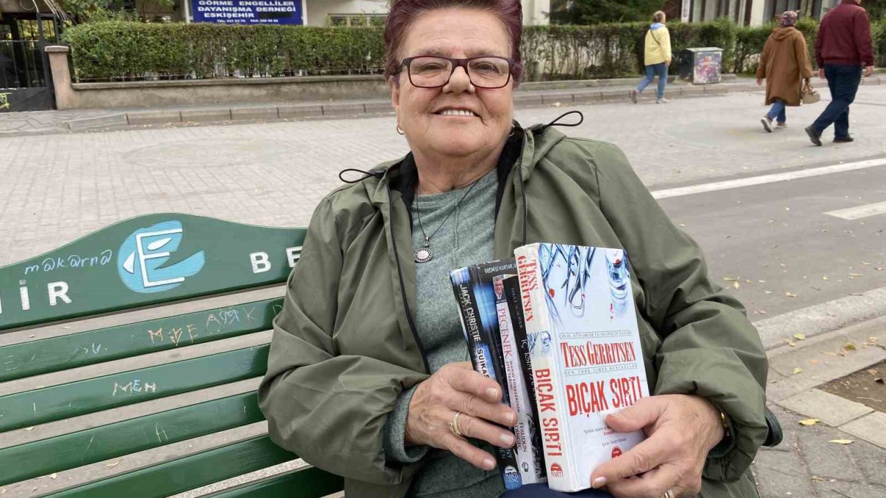 Tek gözü görmeyen 66 yaşındaki kadın her gün 300 sayfa kitap okuyor