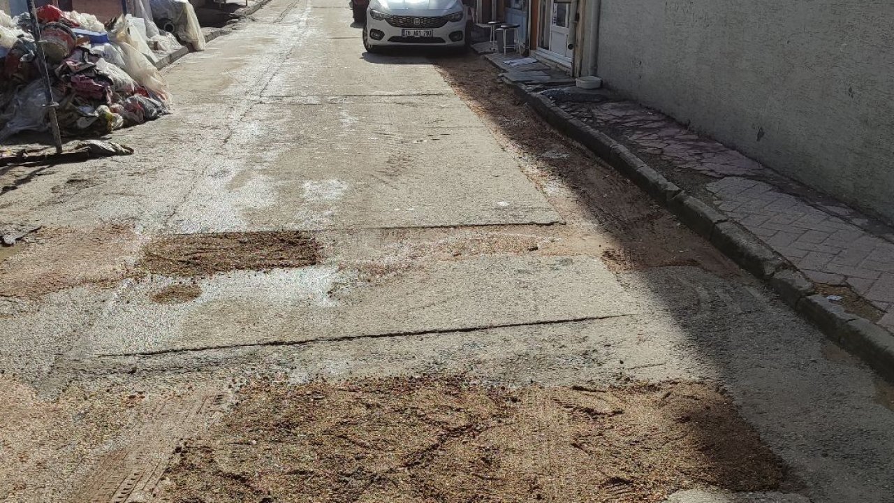 Belediyenin onarmadığı çukurları vatandaş düzeltmeye çalıştı