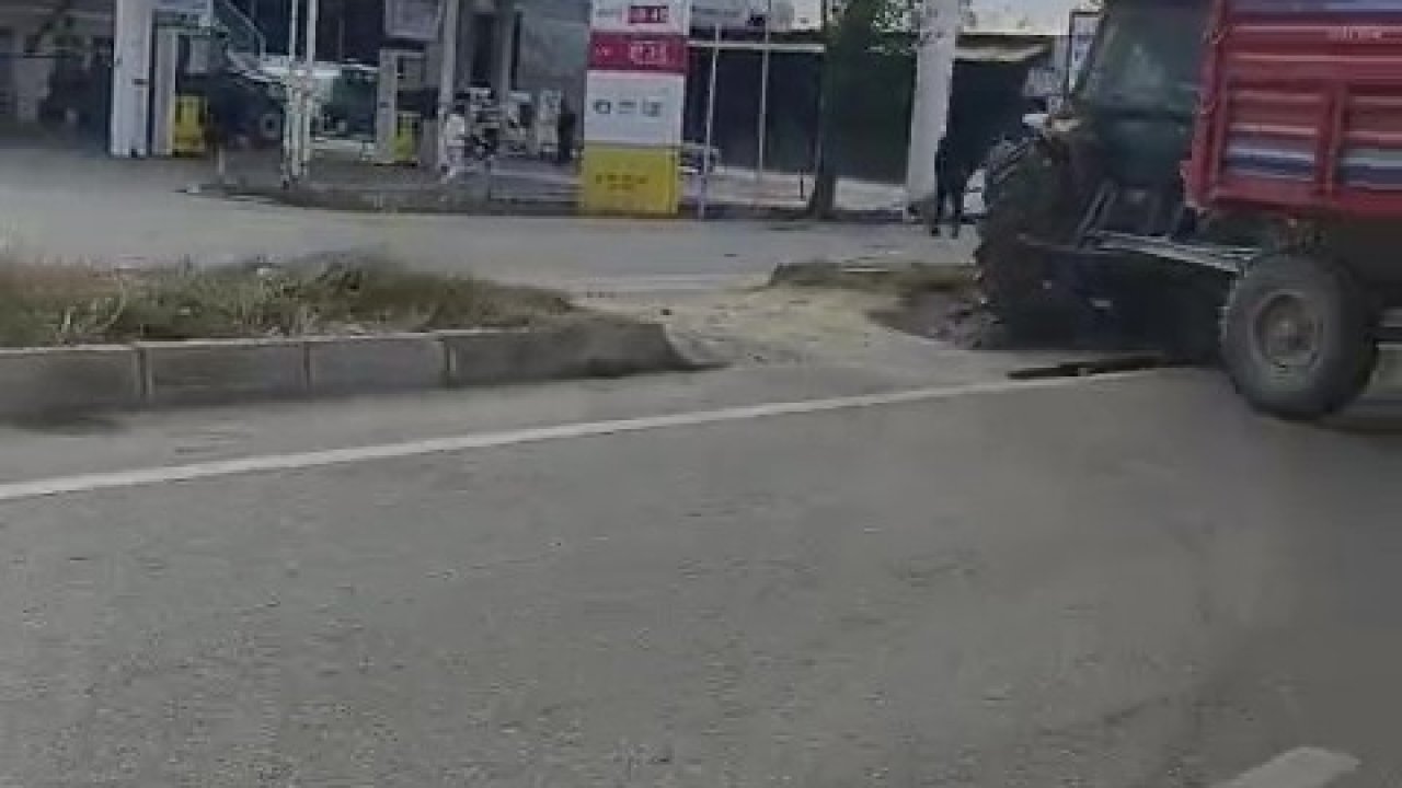 Refüjden yolun karşısına geçmek isteyen traktöre otomobil çarptı