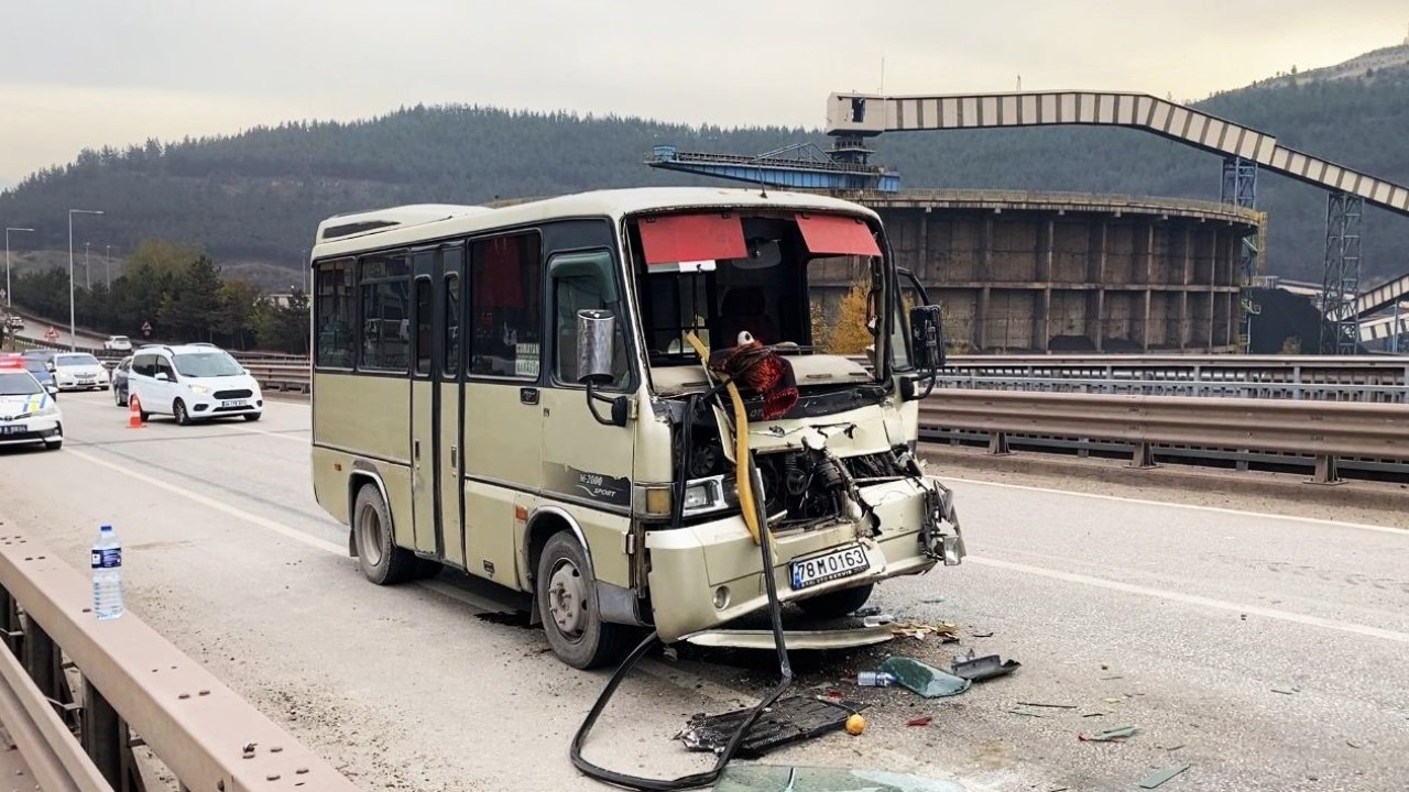 Yolcu minibüsü tır dorsesine çarptı