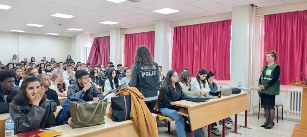 Kars’ta Üniversite Öğrencilerine Tütün Bağımlılığı Eğitimi Verildi