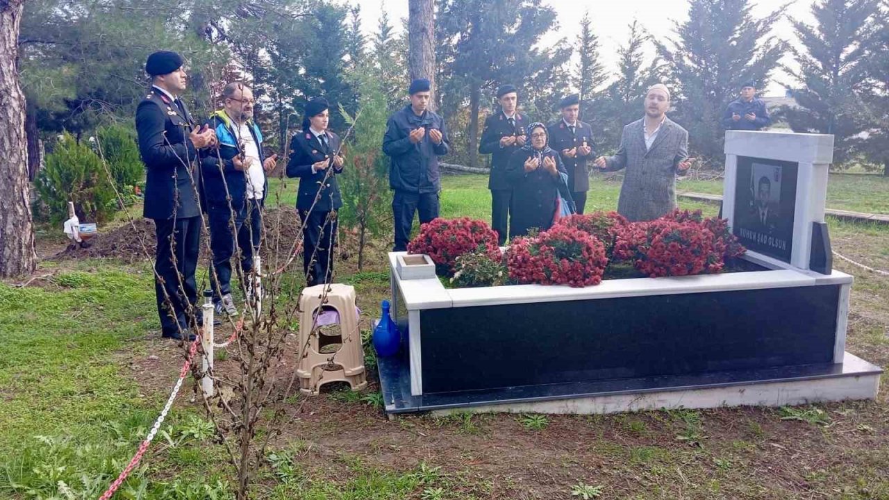 Babaeski’de şehit üsteğmen mezarı başında anıldı