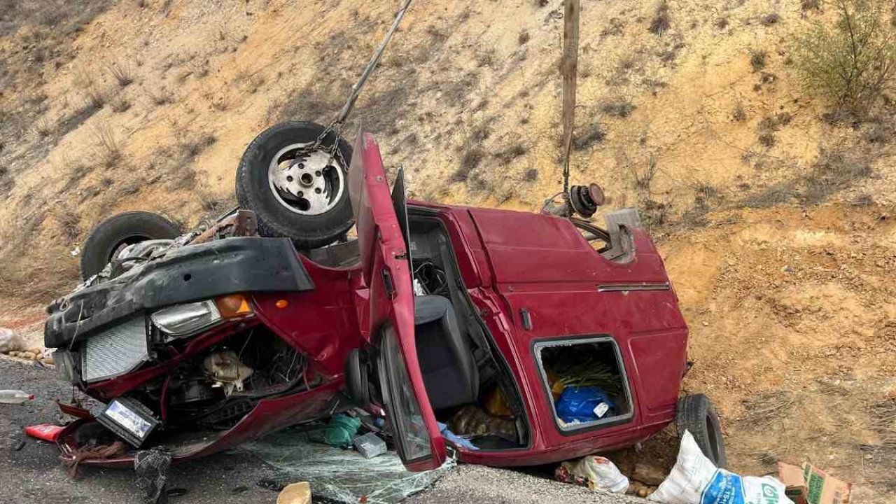 Bozüyük’te kontrolden çıkan kamyonet ters döndü; 2 kişi yaralandı