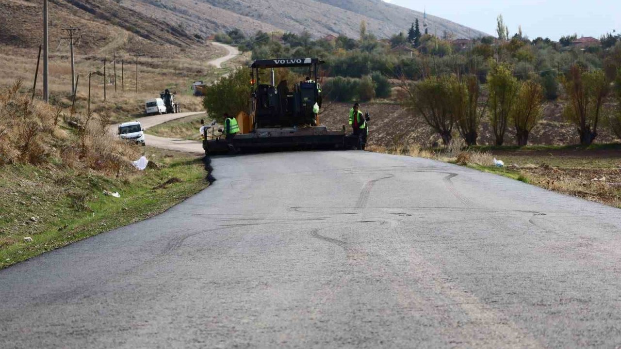 Dinar’ın köylerinde sıcak asfalt çalışmaları başladı