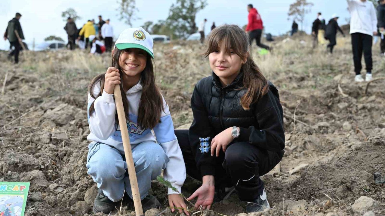 Demirci’de 2 bin fidan toprakla buluştu