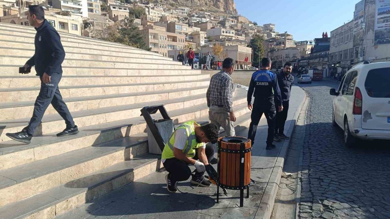 Mardin Büyükşehir Belediyesi Artuklu 1. Cadde’de çöp kovalarını yeniliyor