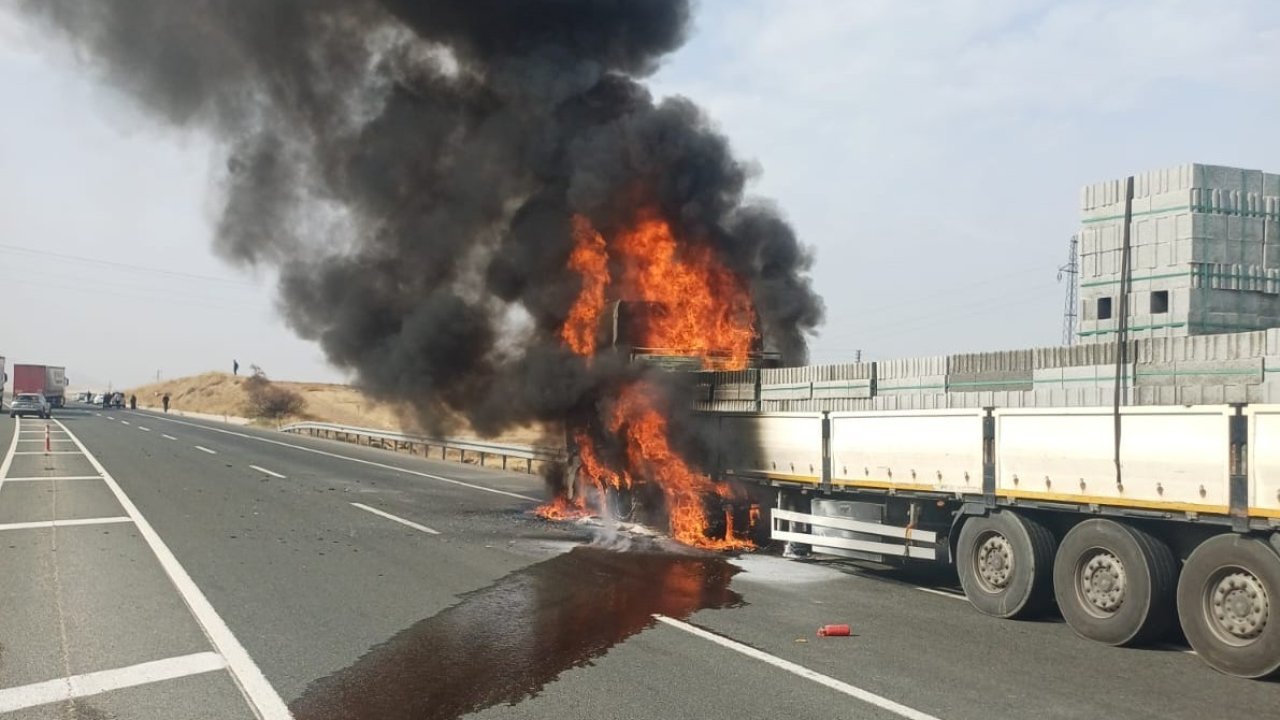 Malatya-Elazığ Karayolu’nda tır yangını