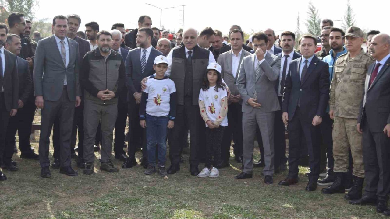 Dicle Gençlik Kampında milli ağaçlandırma gününde toplu fidan dikimi yapıldı