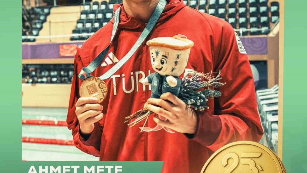 Yüzmede karışık bayrak takımları altın madalya kazandı