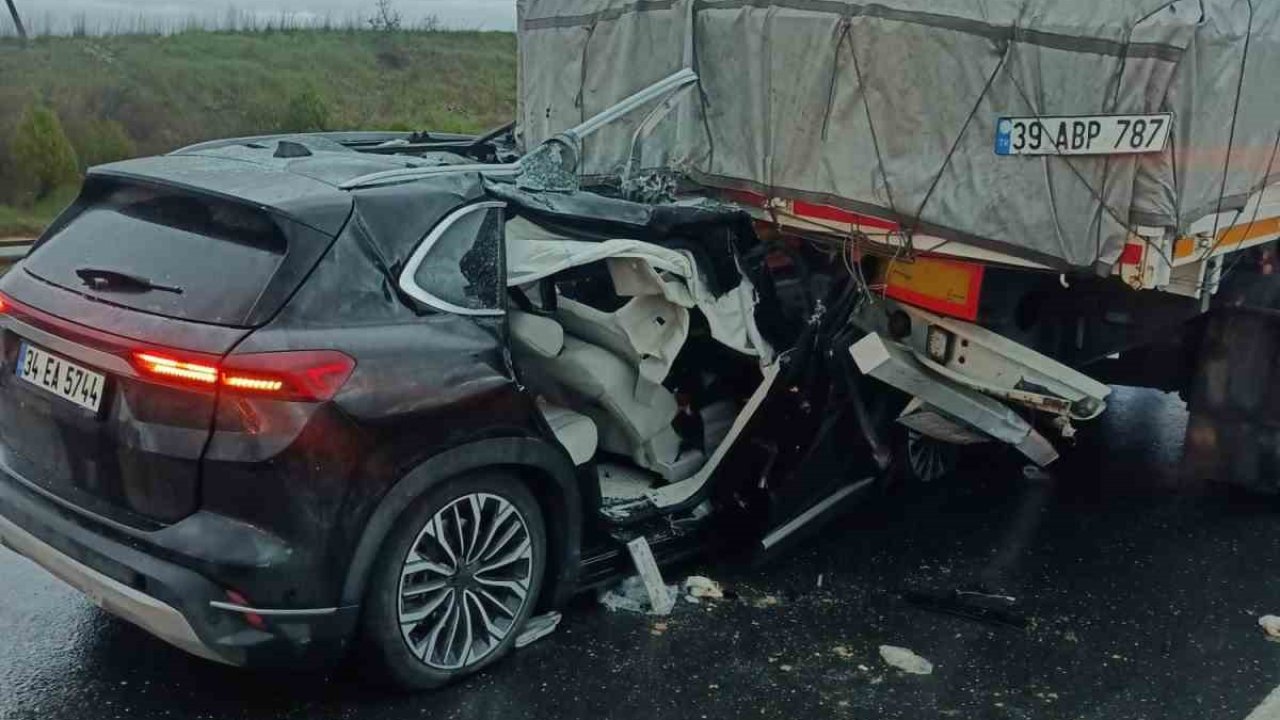 Keşan’da otomobil tırın dorsesine çarptı: 3 kişi yaralandı