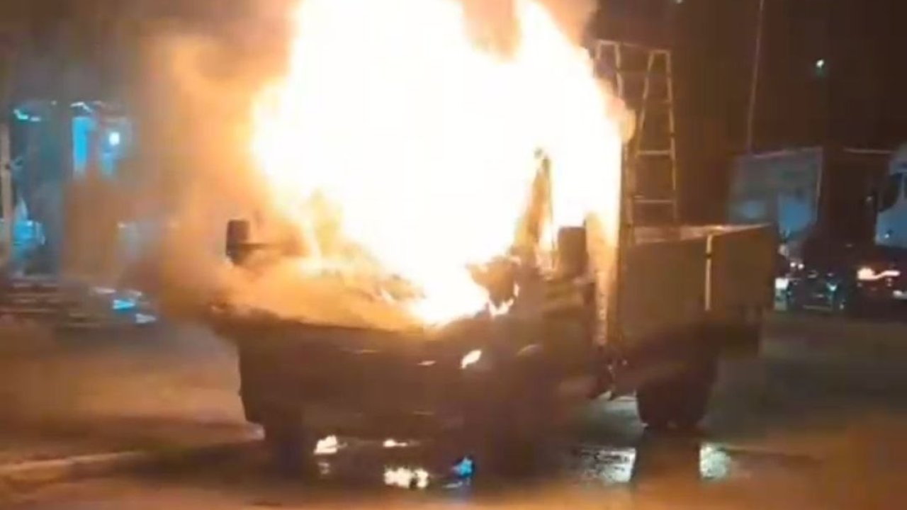 Park halindeki kamyonet alevlere teslim oldu