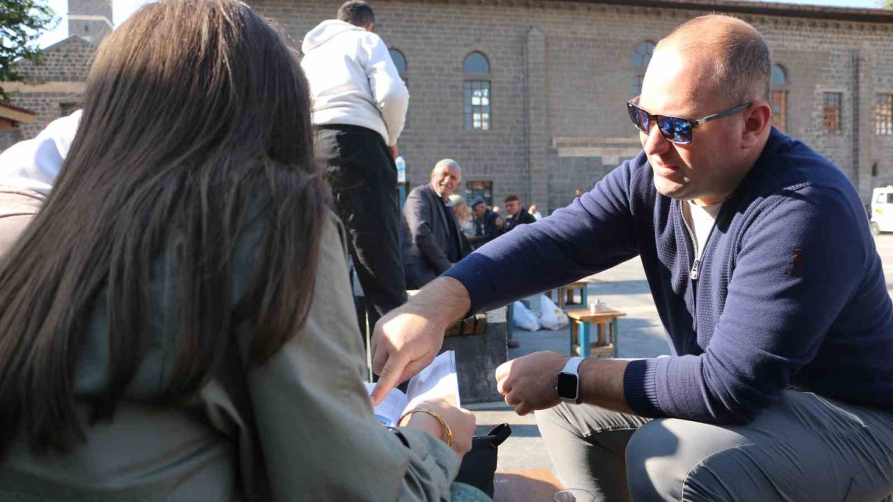 35 yıllık araçla Diyarbakır’ı karış karış geziyorlar