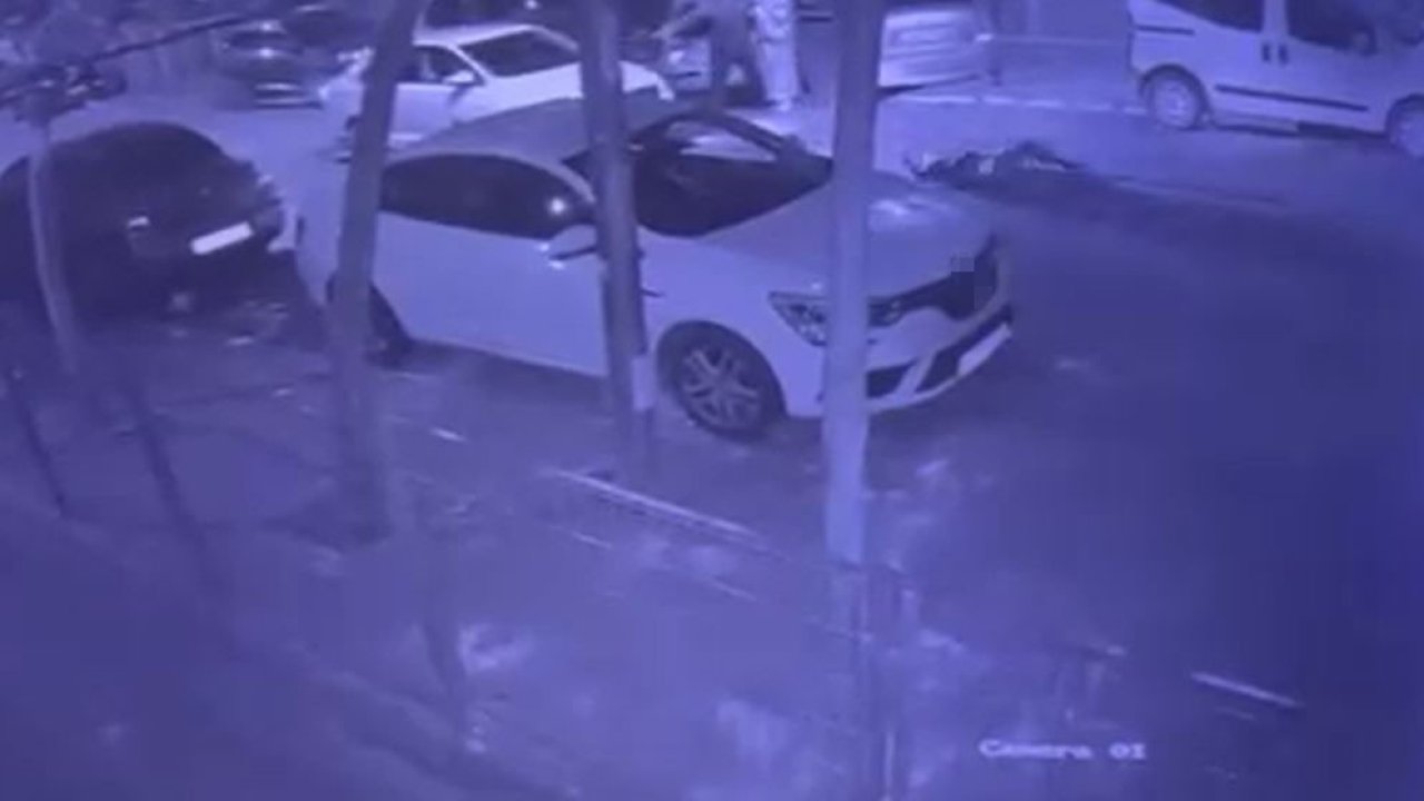 Yolun karşısına geçen adama otomobil çarptı