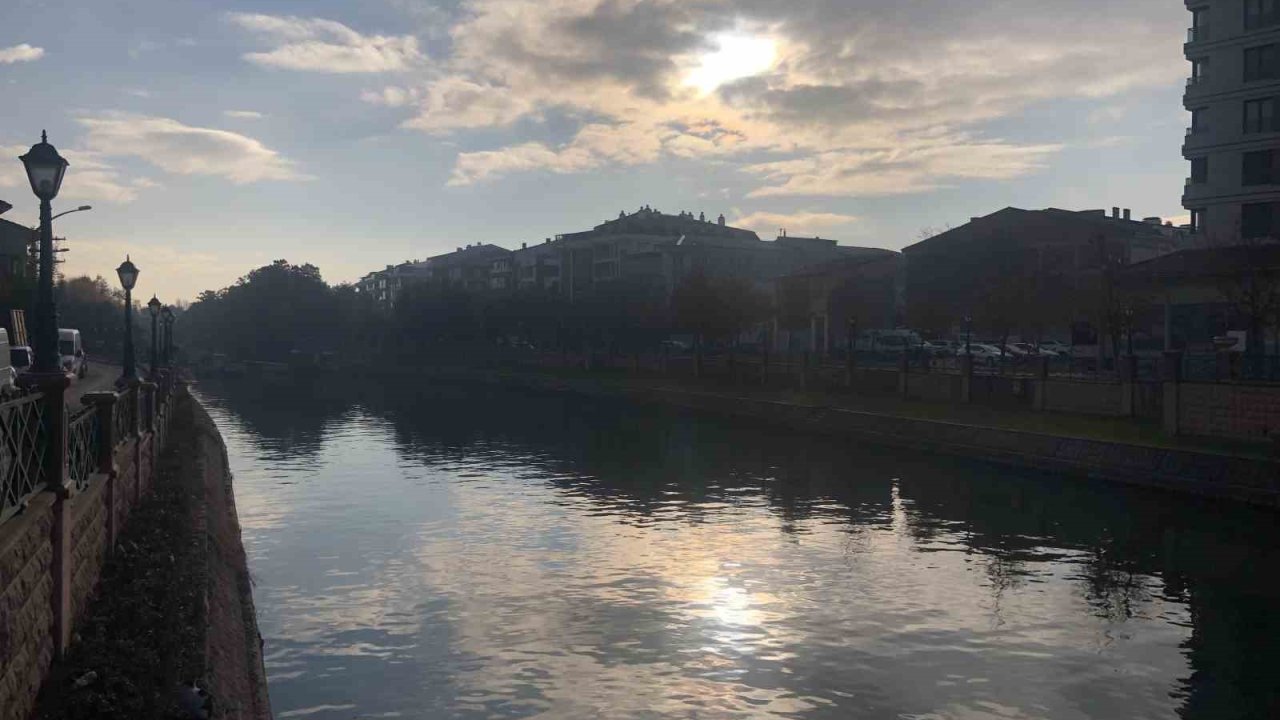 Güneş ve Porsuk Çayı’nın uyumu ortaya kartpostallık görüntüler çıkardı