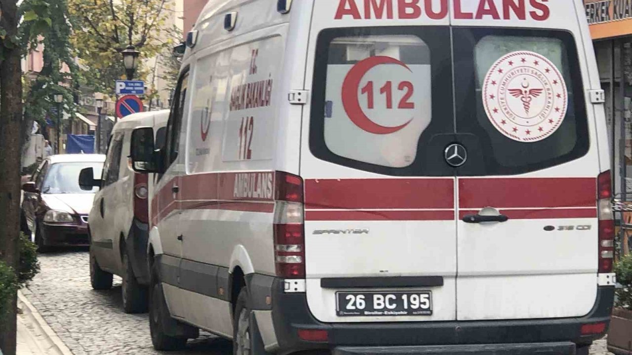 Ters yönden gelen plakasız otomobil ambulansın ilerlemesini engelledi