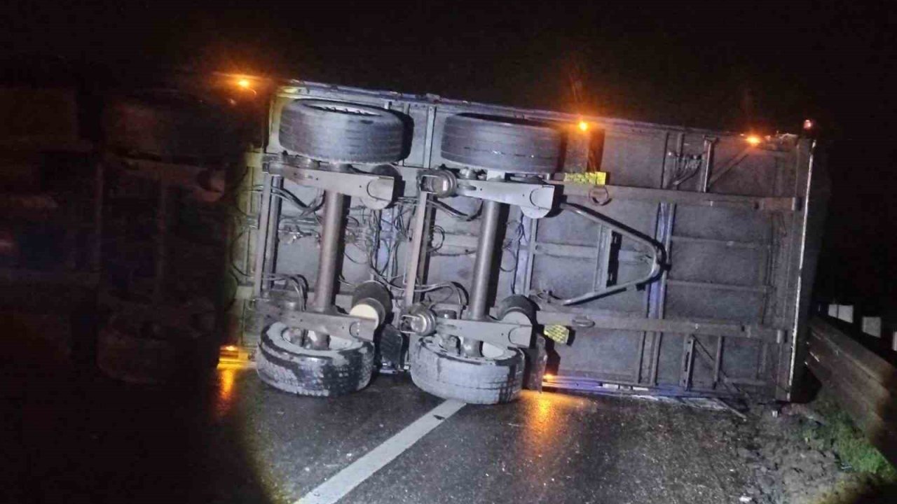 Bilecik’te tır devrildi, yol ulaşıma kapandı