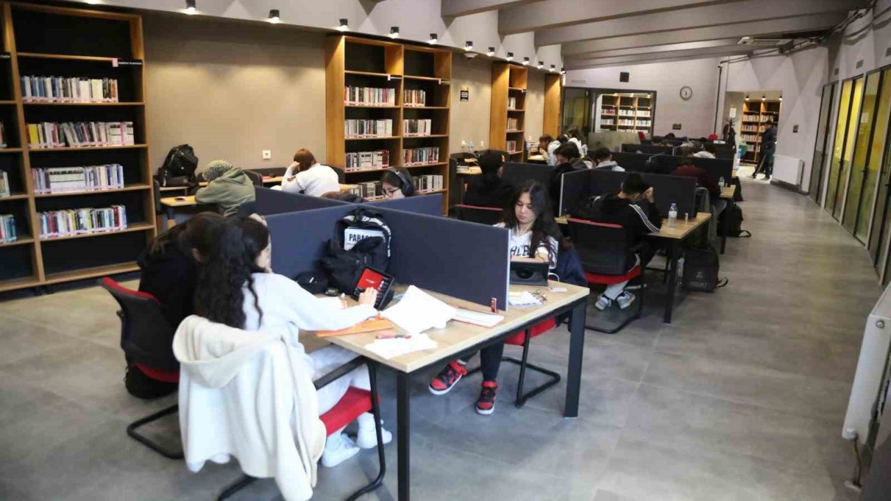 Ara tatilde Melikgazi’nin Akıl Küpü Kütüphaneleri dolup taşıyor