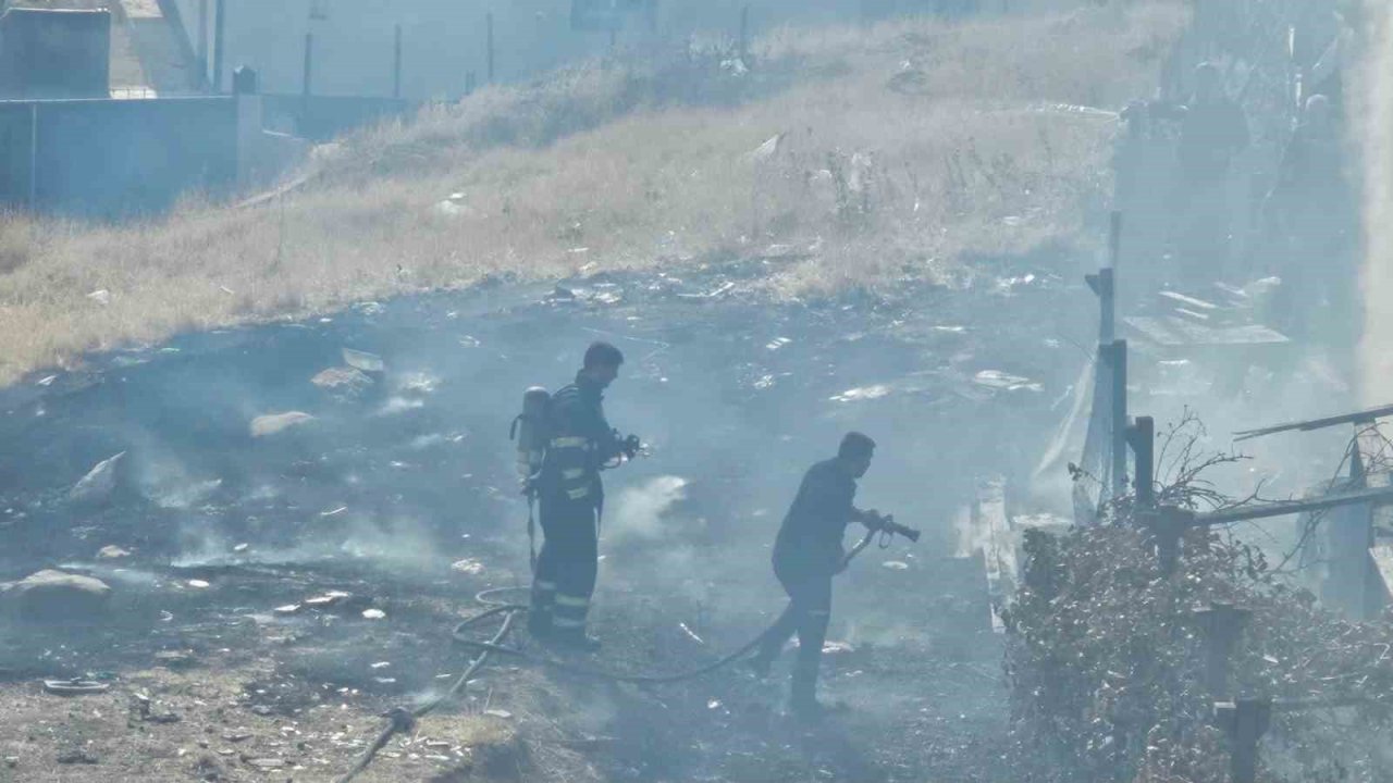 Şırnak’ta boş arazideki odun ve lastikler yandı