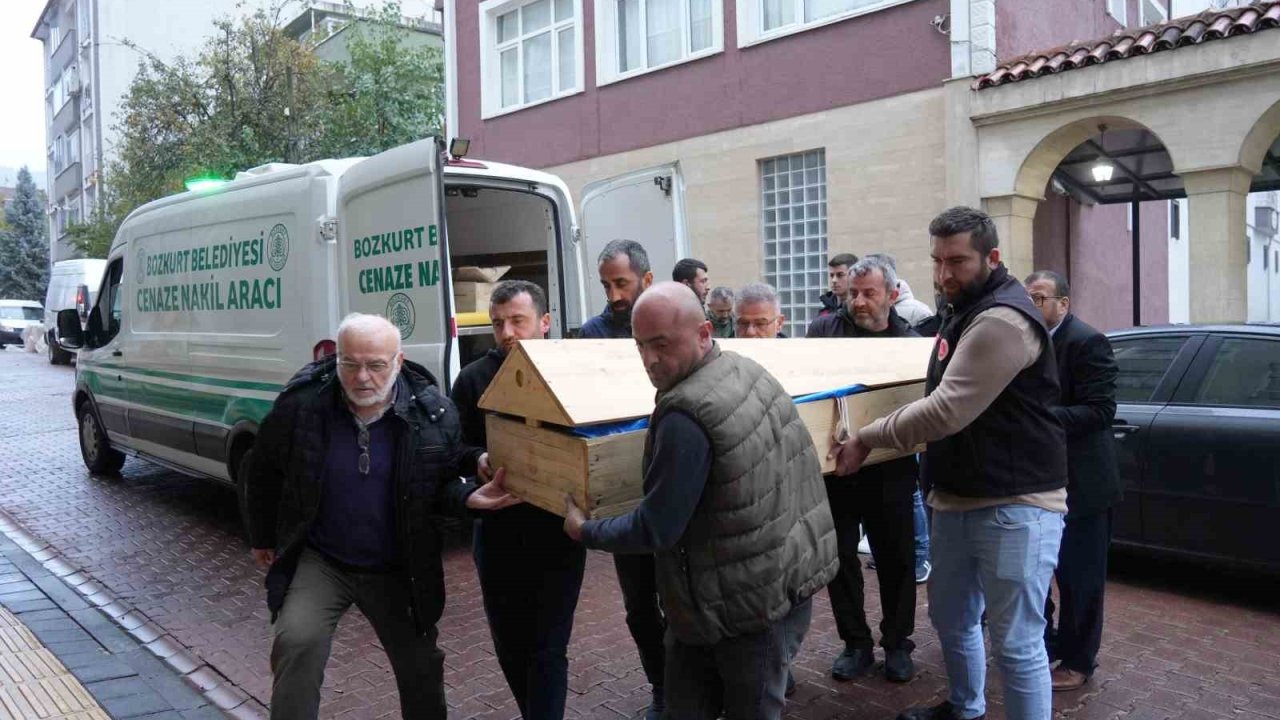 Dere yatağında cenazelerine ulaşılan anne ve oğlunun cenazesi ilçeye getirildi