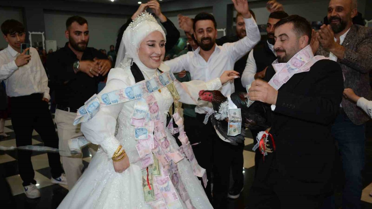 Artvin’de damada arkadaşlarından canlı tavuk ve horoz sürprizi