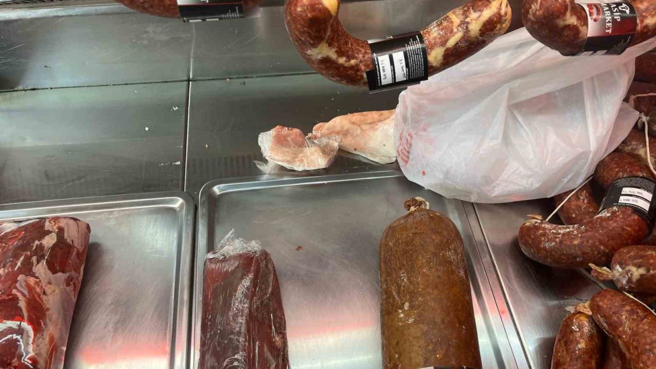 Kasap dükkanının üretim bölümüne giren zabıtalar şok oldu