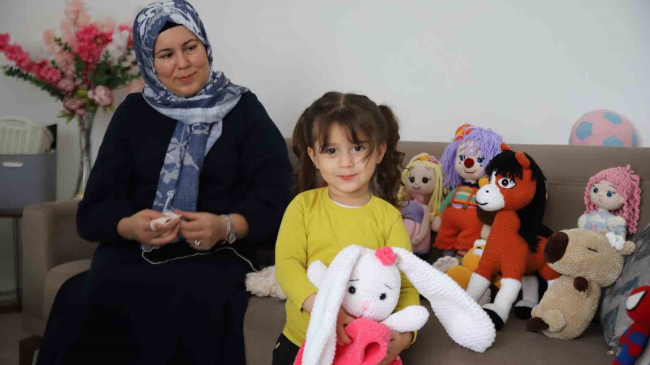 İşlediği oyuncaklarla 6 çocuğuna bakıyor