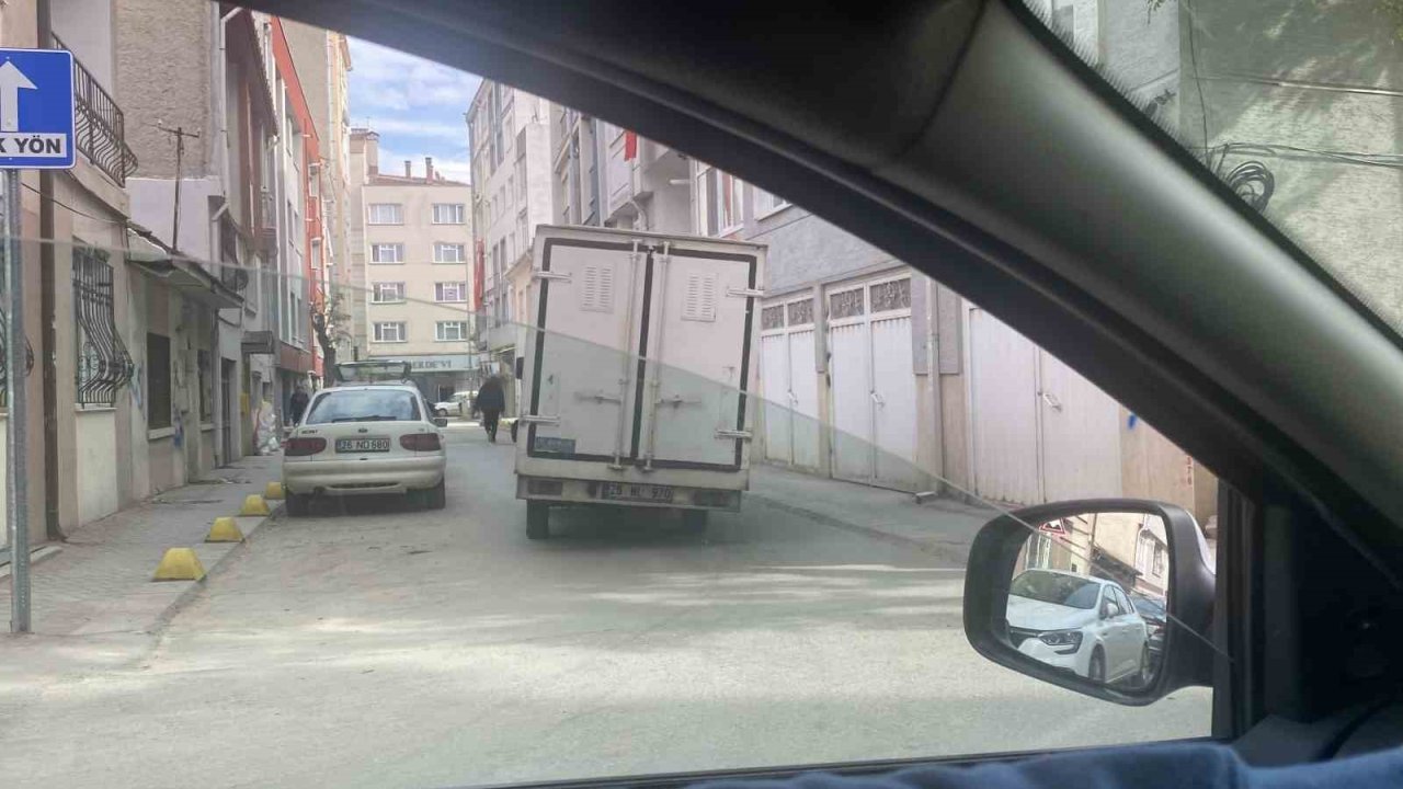 Devrilecekmiş gibi gözüken kamyon tedirginlik oluşturdu