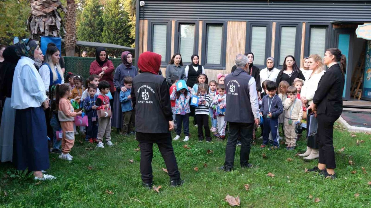 Minikler hem deprem çantası hazırladı hem "çök-kapan-tutun" yaptı