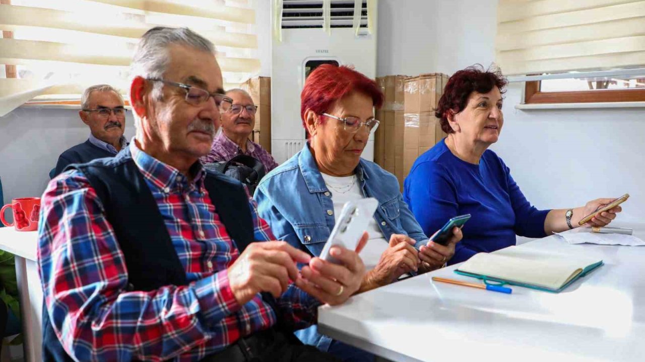 Dijital çağın kapıları yaş almış bireylere açılıyor: 60 yaş üzeri bireylere akıllı telefon kullanımı dersi