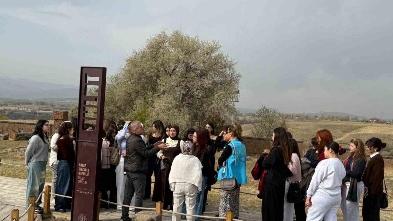 Muğlalı gençler medeniyet, tarih ve kültür kampı ile Bitlis ve Van’ı keşfetti