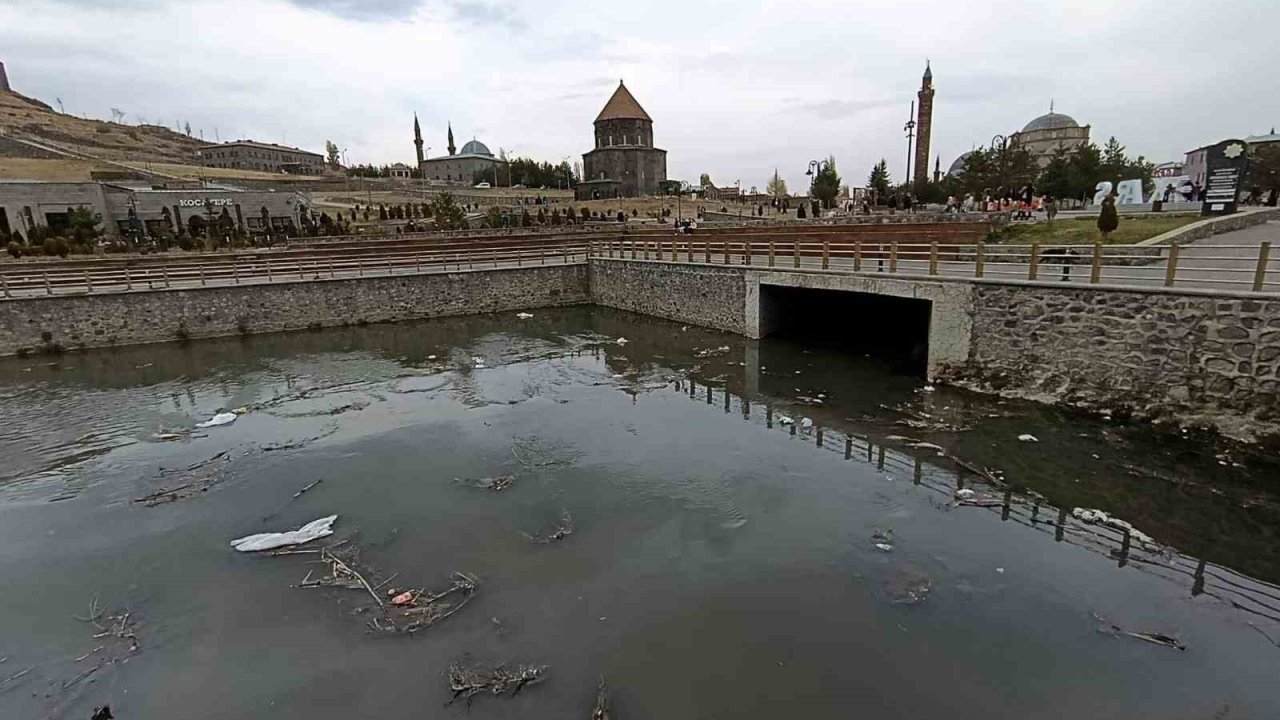 Kars Çayı alarm veriyor