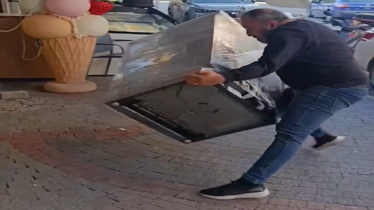 Satın aldığı bulaşık makinesi teşhir ürünü çıkınca mağazanın önüne attı