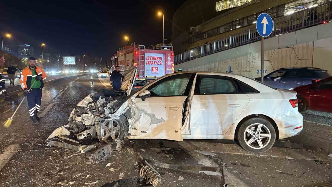 Bakırköy’de kontrolden çıkan otomobil karşı şeritteki araca çarptı